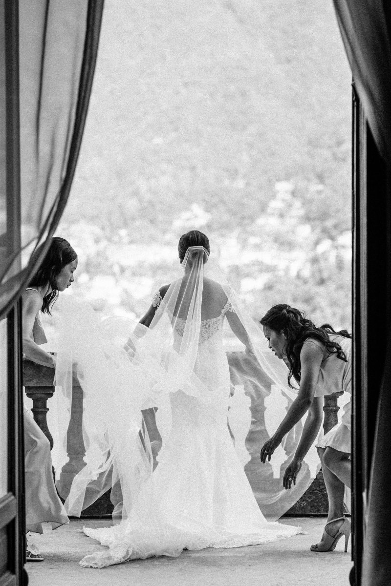 Wedding dress veil wedding photo idea